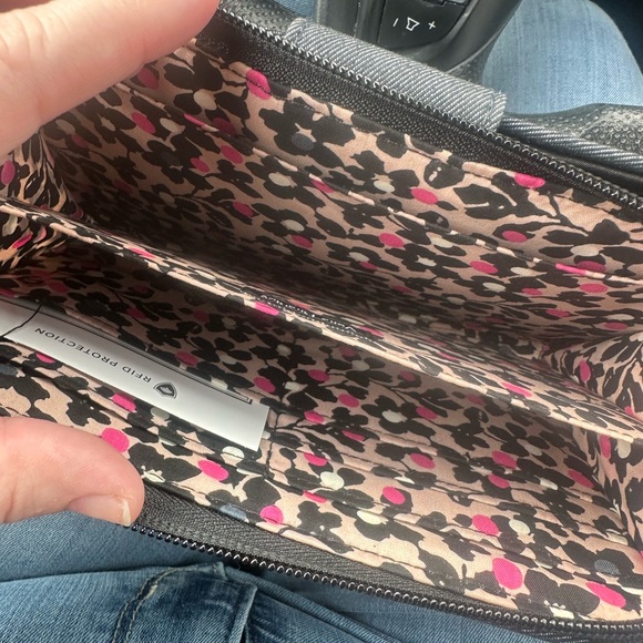 Vera Bradley NWT Denim Navy Iconic RFID Turnlock Wallet - Picture 3 of 5